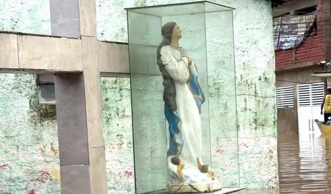 [Vídeo] Imagem da padroeira de São Luís do Quitunde não é coberta pelas águas da enchente