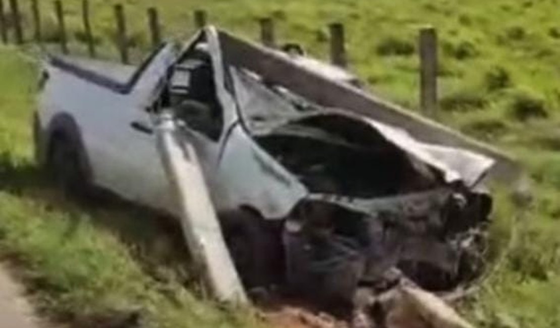 Carro colide contra dois postes de energia em Palmeira dos Índios