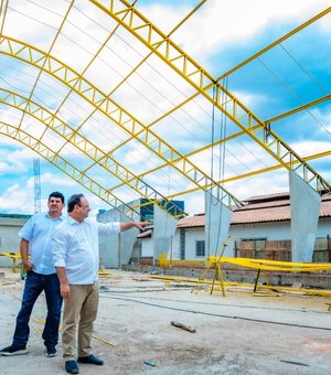 Luciano acompanha obras de construção de ginásio poliesportivo no bairro Canafístula em Arapiraca