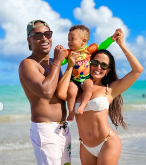 Thiaguinho e ex-BBB Carol Peixinho curtem praia de Alagoas com filho