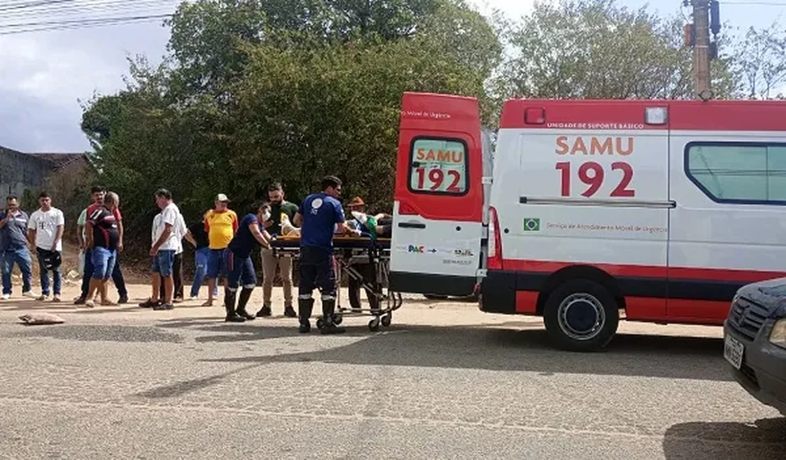 Homem fica ferido após colidir moto em Hilux em Palmeira dos Índios