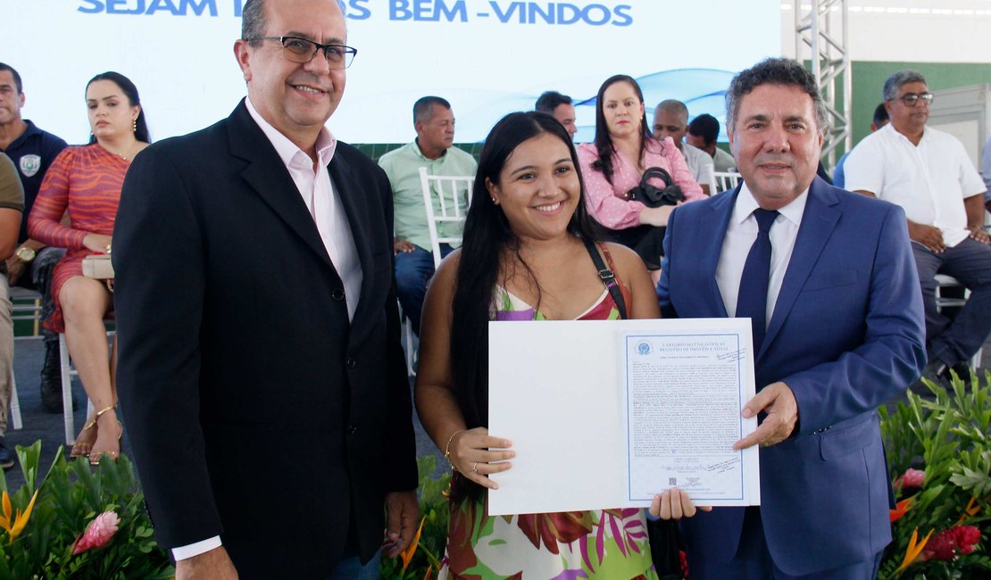 43 famílias de Craíbas recebem títulos imobiliários obtidos em programa social