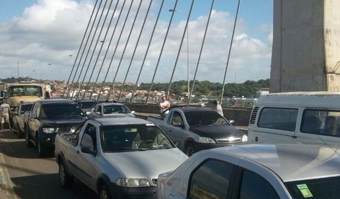 Ponte que divide Alagoas e Sergipe é interditada por moradores de assentamento