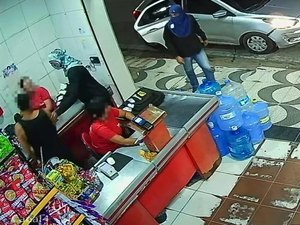 [Víde] Dupla mascarada rende funcionários e rouba caixa de mercado no interior de AL