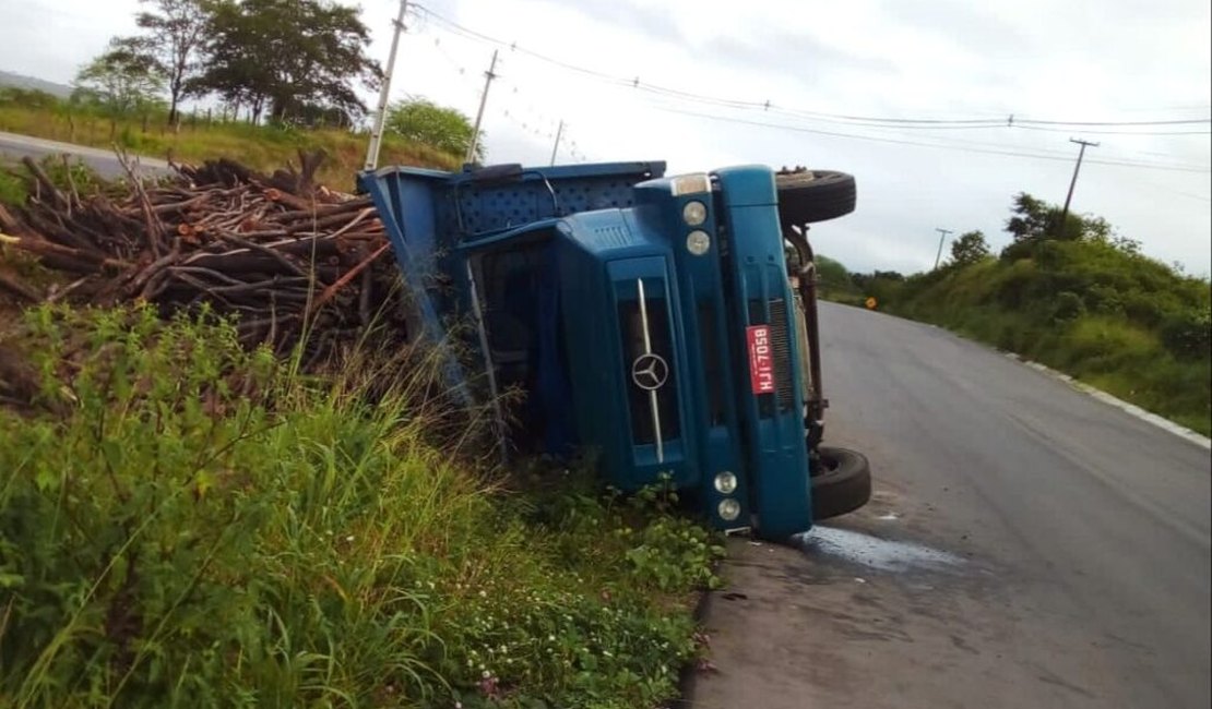 Caminhão carregado de madeira tomba na AL-220