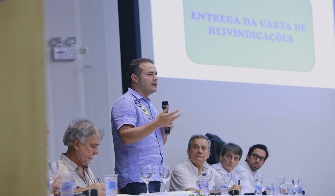 Renan Filho se reúne com trade turístico e promete seguir investindo no Litoral Norte