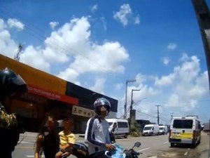 Motociclista inabilitado é flagrado transportando duas crianças na Av. Durval de Góes Monteiro