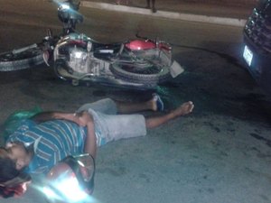 Moto taxista tem moto atingida na traseira por van e passageiro fica ferido