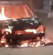 [Vídeo] Veja momento que carro é consumido após vizinho atear fogo por causa de dívida em Arapiraca