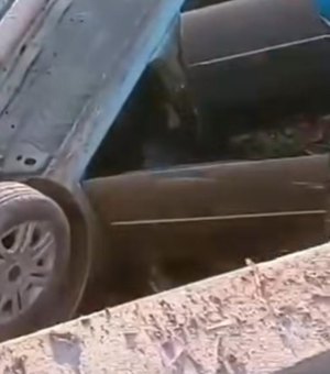 Carro capota após condutor perder controle direcional em Poço das Trincheiras
