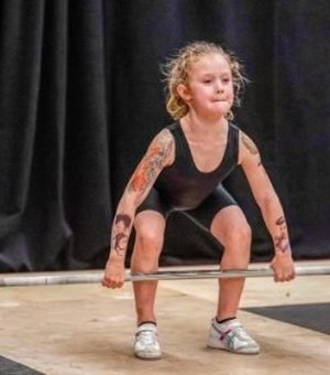 Menina de 7 anos levanta barra de 80kg e gera debate: “Pode levar a lesões”