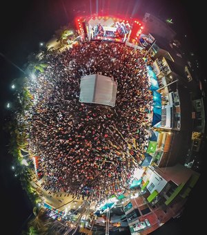 Multidão lota orla da Praia de Japaratinga para acompanhar shows