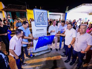 Luciano entrega escola, ginásio, CRAS, UBS, praça, iluminação em LED e agora 12 ruas pavimentadas em Canafístula