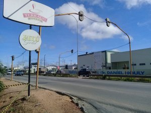 [Vídeo] Mulher sofre descarga elétrica em poste de restaurante desativado em Arapiraca