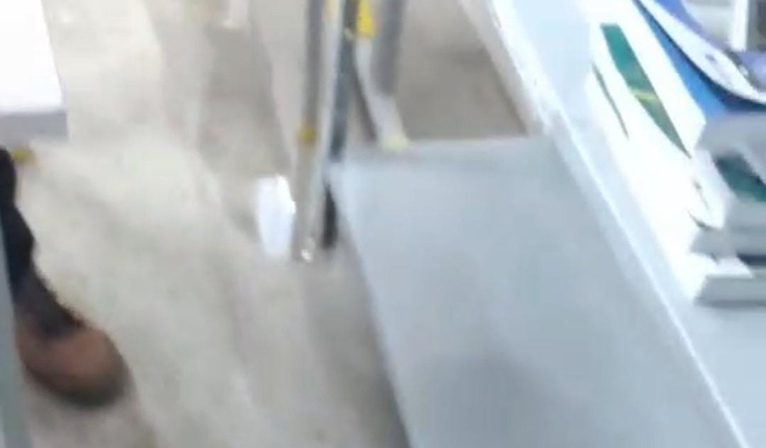 [Vídeo] Esgoto invade salas e aulas são suspensas em escola de Campestre