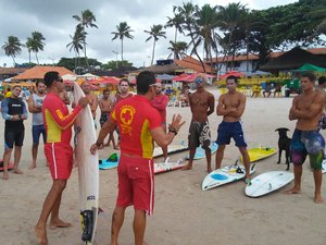 Resgate: Corpo de Bombeiros promove minicurso para surfistas na Praia do Francês