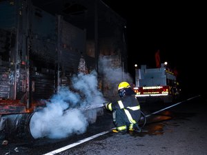 Incêndio destrói carreta que transportava peças de veículos da Fiat, no Alto Sertão de Alagoas