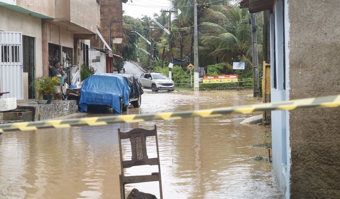 Moradores de Maragogi sofrem com chuvas