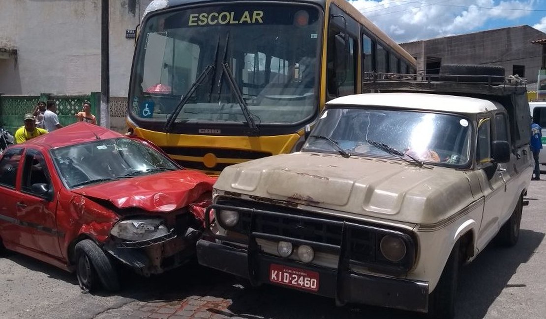 Acidente com ônibus escolar assusta moradores em Santana do Ipanema
