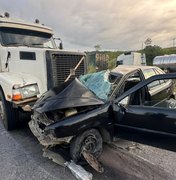Idoso morre após colisão frontal entre carro e carreta na BR-101, em Pilar