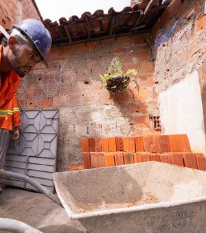 Prefeitura realiza obras para evitar erosão de casas no Feitosa e na Cambona