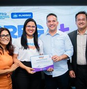 Paulo Dantas entrega 120 certificados do programa Emprega Mais Alagoas