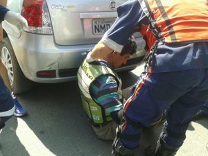 Moto colide na traseira de carro parado em faixa de pedestres