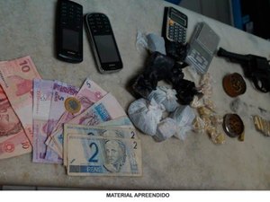 Polícia prende dois menores com arma de brinquedo e pedras de crack