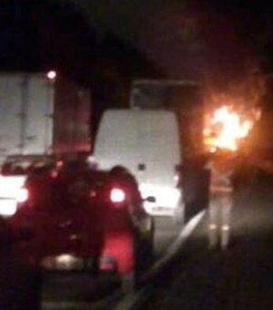 Caminhão pega fogo e interdita trecho da BR-101, em Joaquim Gomes