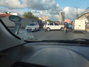 Acidente entre carro e moto deixa uma pessoa ferida e trânsito lento na Avenida Rotary