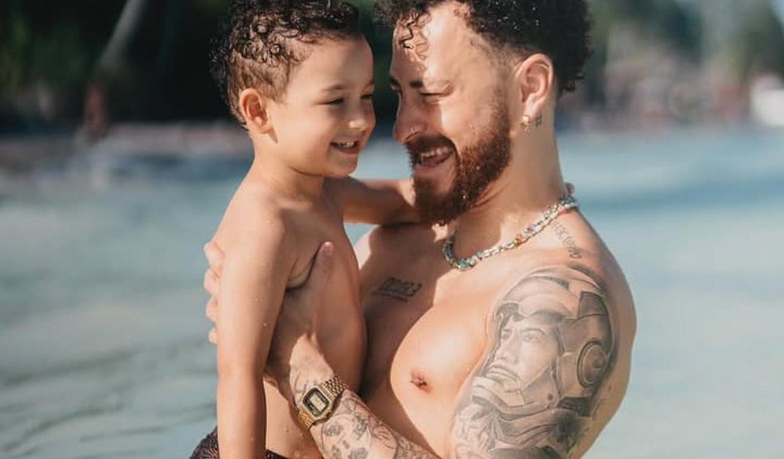 Ao lado do filho, Fred Bruno passa a virada do ano em Japaratinga