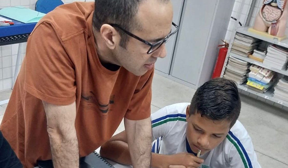 [Vídeo] Artista arapiraquense compartilha sua paixão pelo desenho em oficina para adolescentes