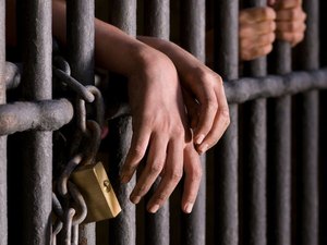 Jovem que estava foragido da Justiça é preso no bairro Manoel Teles, em Arapiraca