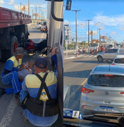 Moto fica presa entre dois caminhões após condutor se desequilibrar na Av. Menino Marcelo