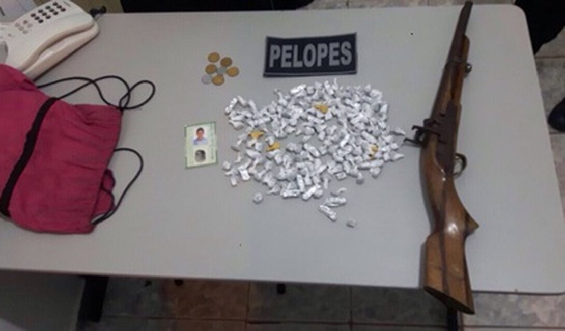 Traficante é preso com espingarda e drogas embaladas para comercialização em Piaçabuçu
