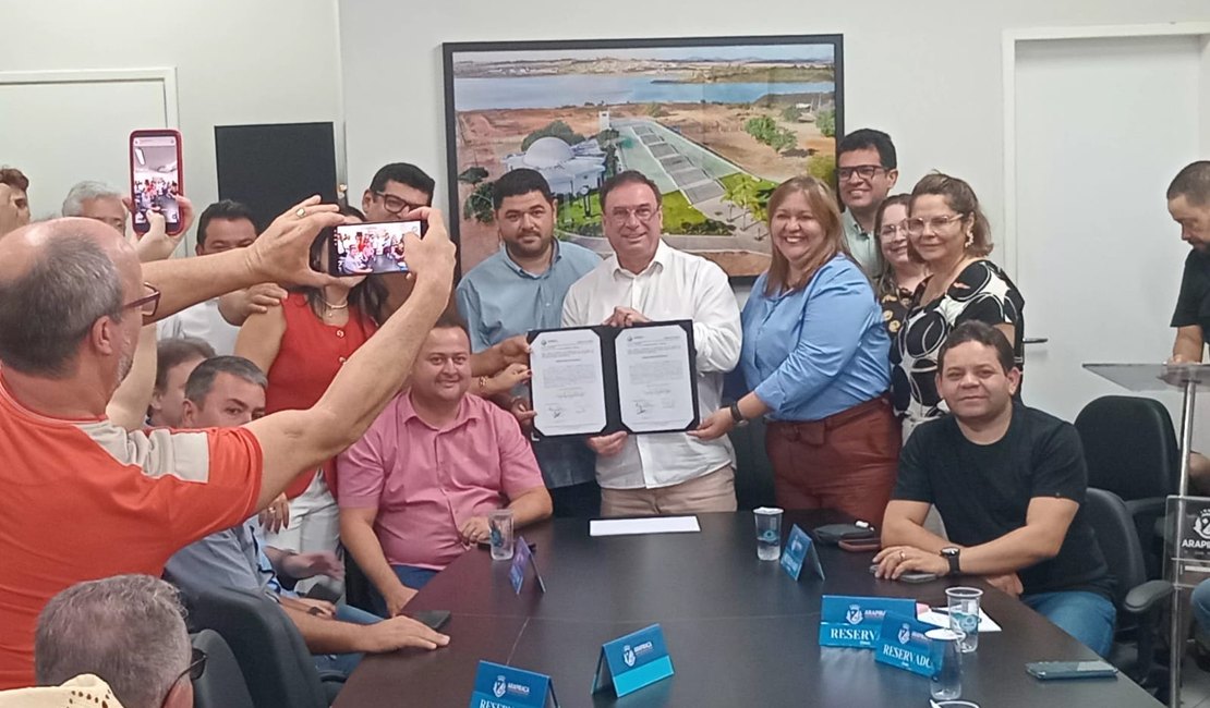[Vídeo] Luciano Barbosa autoriza construção de novas creches e pavimentação de 10 ruas em Arapiraca