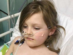 Menina é colocada em coma após reação à covid-19