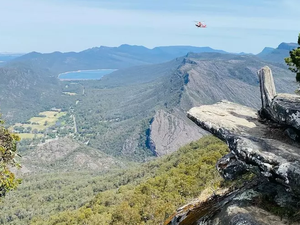 Australiana morre ao cair de um penhasco quando tentava tirar uma foto