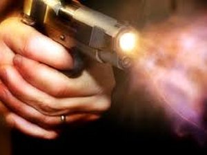 Grávida usa fuzil para matar bandido e salva filha e marido