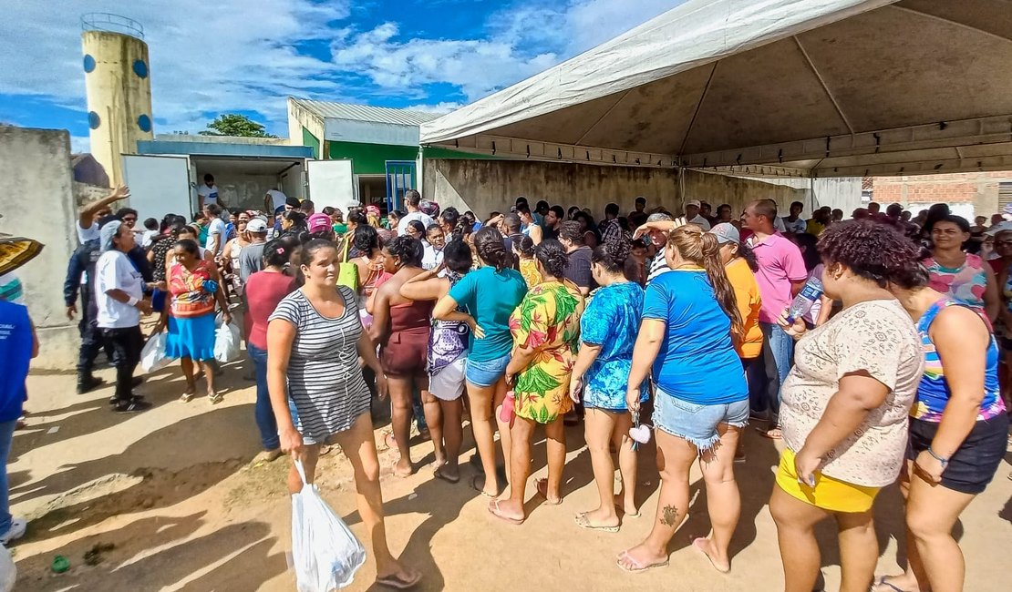 Prefeitura continua nesta quinta (6) distribuição de 30 toneladas de peixes para famílias de Palmeira