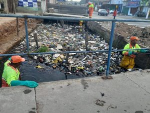 Sudes retira mais de 15 toneladas de resíduos de canal no bairro da Levada