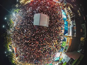 Multidão lota orla da Praia de Japaratinga para acompanhar shows