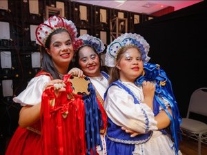 Jovens com Síndrome de Down encantaram público com show de danças folclóricas nordestinas