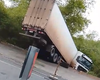 Caminhão cai em área de mata próxima a rodovia de Pilar