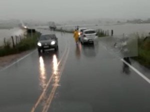 [Vídeo ] Passagem de veículos está impossibilitada em Igreja Nova devido as fortes chuvas