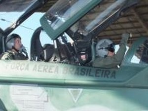 Estudante brasileiro premiado com voo espacial passa por treinamentos