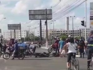 Acidente entre motos deixa dois feridos na Cidade Universitária