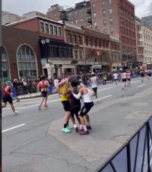 Brasileiro abre mão de recorde e ajuda rival na Maratona nos EUA