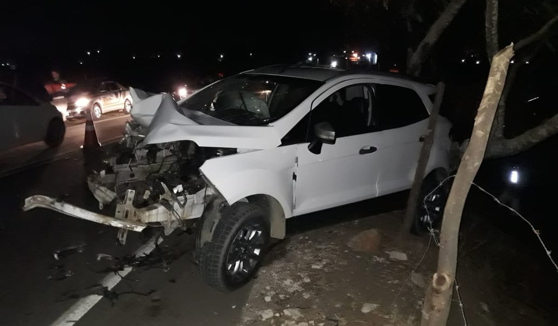 Colisão entre carro e carroça deixa três feridos na AL-115, em Arapiraca