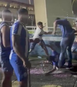 [Vídeo] Imagens mostram briga entre torcedores do CSA no Rei Pelé